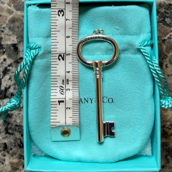 Tiffany & Co. Sterling Silver Extra Large Oval Key Pendant with Silver necklace - Picture 5 of 5